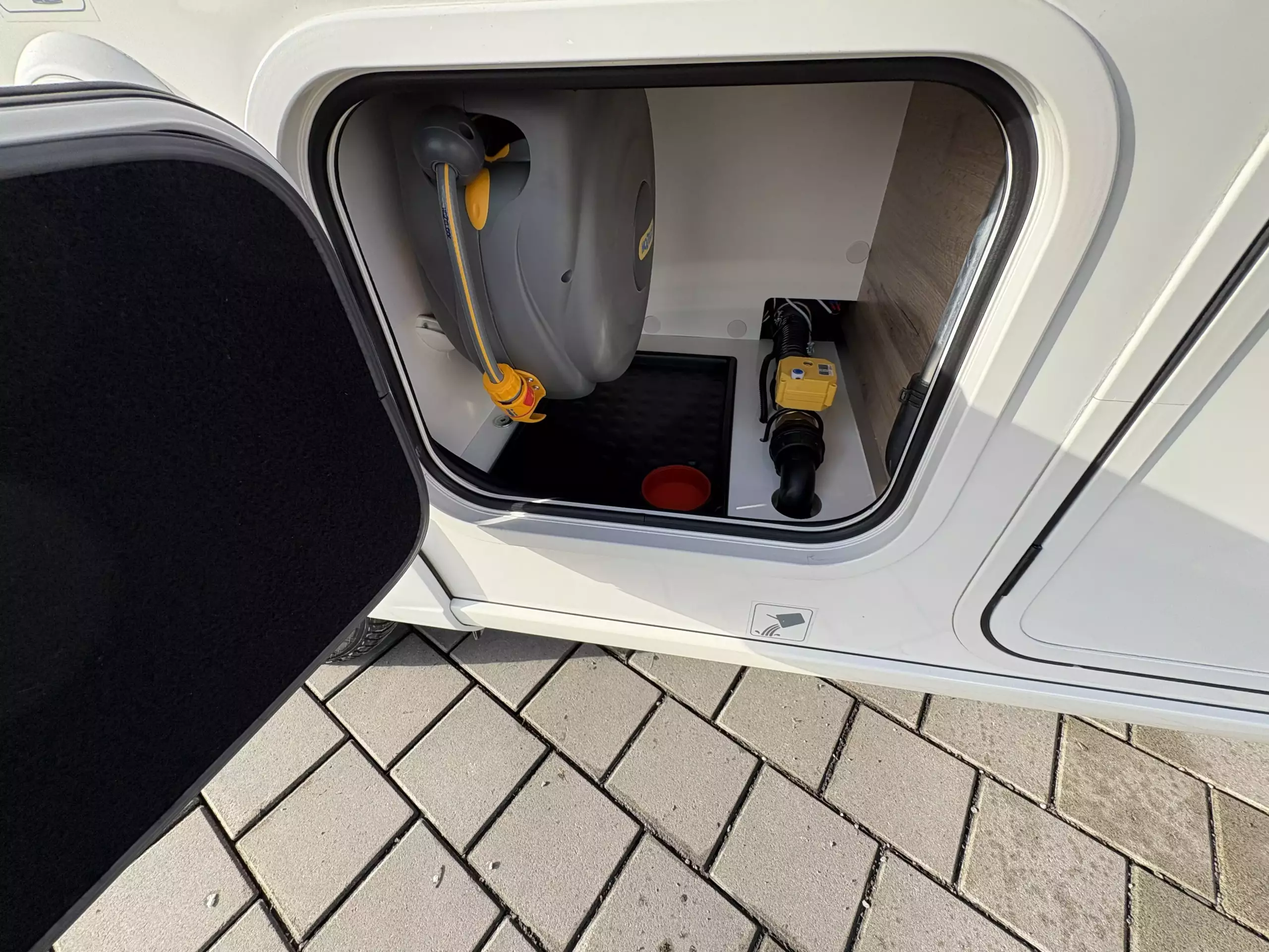 Wasserschlauch mit Aufrollmechanismus