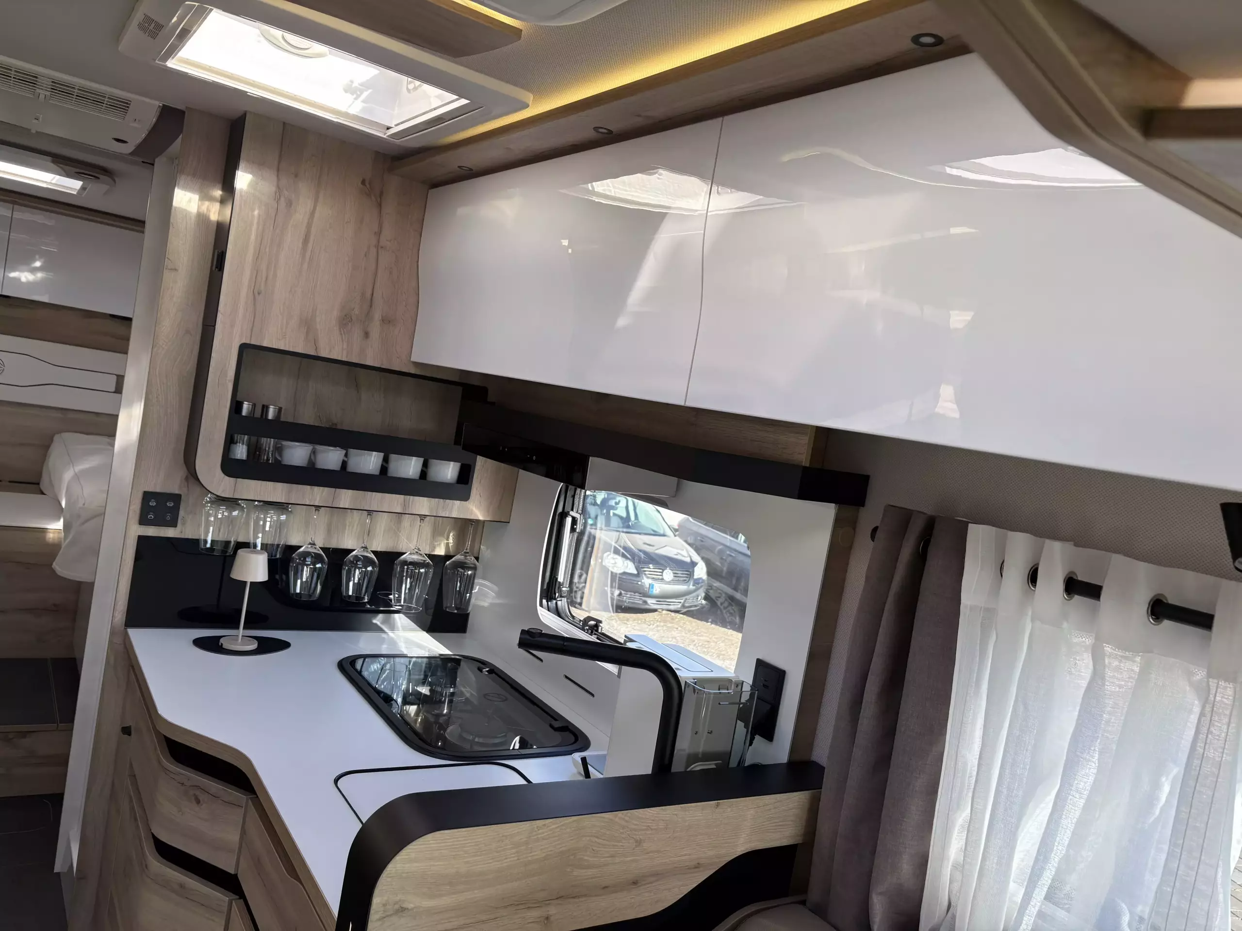 Geschirr, Gläser, Töpfe und notwendige Utensilien